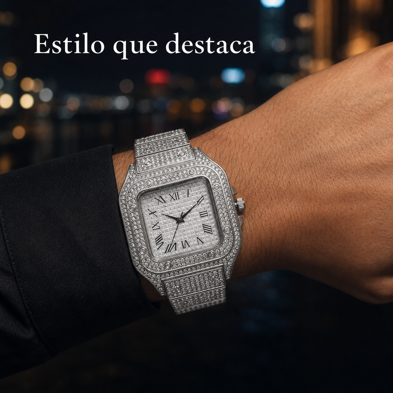 Reloj cuadrado plateado usado en la muñeca